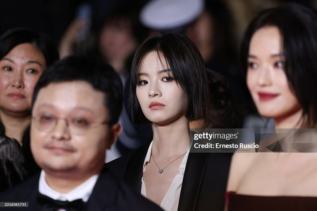 Sải bước trên thảm đỏ cùng Thư Kỳ, Lý Canh Hy mờ nhạt hơn hẳn về cả nhan sắc lẫn trang phục. Nữ diễn viên sinh năm 2000 chỉ mặc bộ vest đen đơn giản, kết hợp áo sơ mi trắng. Ảnh: Getty Images.