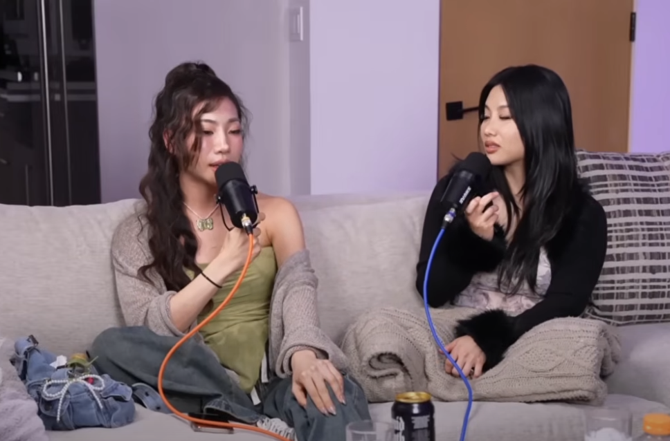 Kira (áo xanh) tuyên bố giá "đi khách" của IU là 500.000 USD/đêm. Kira (áo xanh) tuyên bố giá "đi khách" của IU là 500.000 USD/đêm.