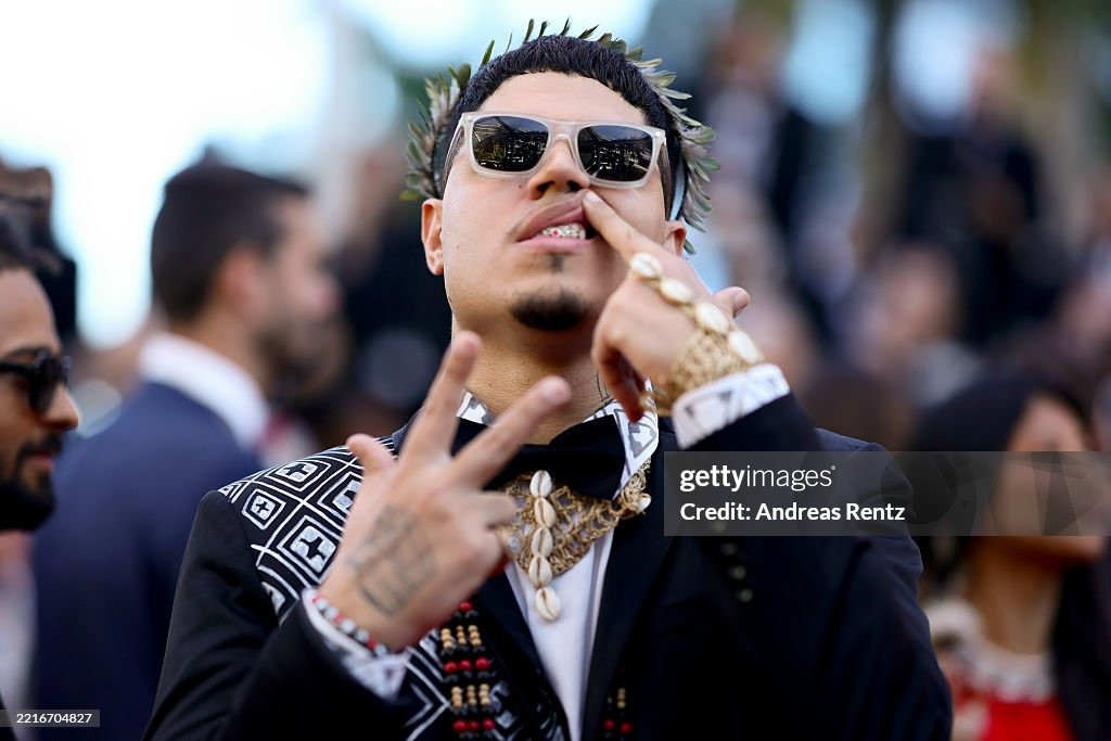 Nam khách mời vô danh với kiểu tạo ra giả vờ ngầu. Ảnh: Getty Images.