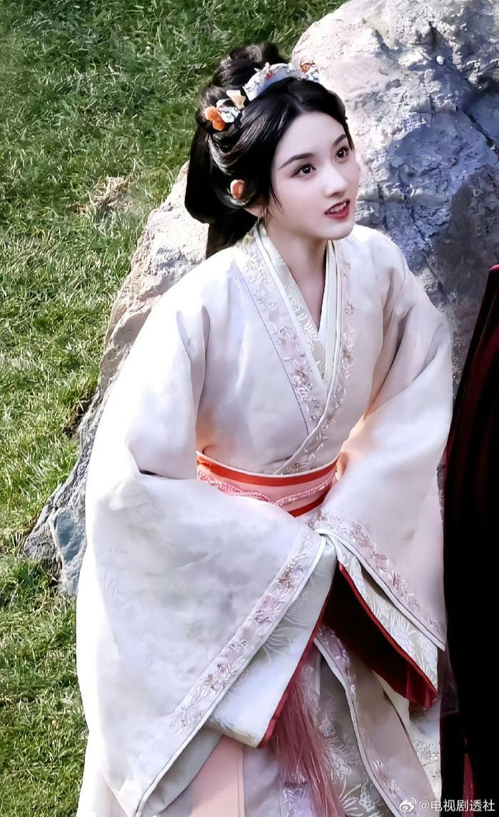 Ngôi sao sinh năm 1998 từng được Sina bầu chọn là mỹ nhân cổ trang thế hệ mới vào năm 2020. Vẻ đẹp của cô được ca tụng là sự kết hợp giữa Trương Bá Chi, Vương Tổ Hiền và Lưu Diệc Phi...