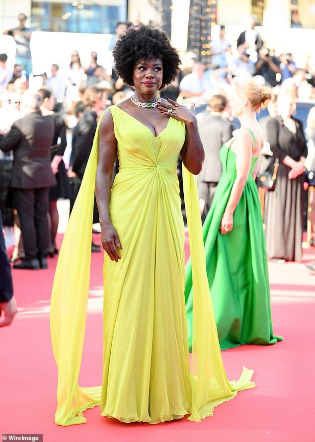 Diễn viên/nhà sản xuất Mỹ Viola Davis cũng ghi điểm với chiếc váy chiffon màu vàng tươi và trang sức bắt mắt. Ảnh: WireImage.