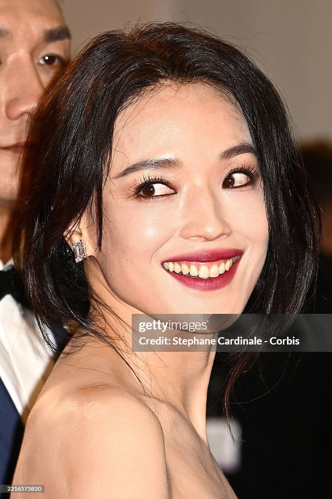 Gần chạm ngưỡng 50 tuổi, Thư Kỳ vẫn giữ được sắc vóc ở đỉnh cao phong độ. Ngay cả những bức ảnh chưa chỉnh sửa hay chụp cận của &quot;hung thần&quot; Getty Images cũng không thể làm giảm bớt khí chất mỹ nhân của ngôi sao Hồng phất nữ. Ảnh: Getty Images.