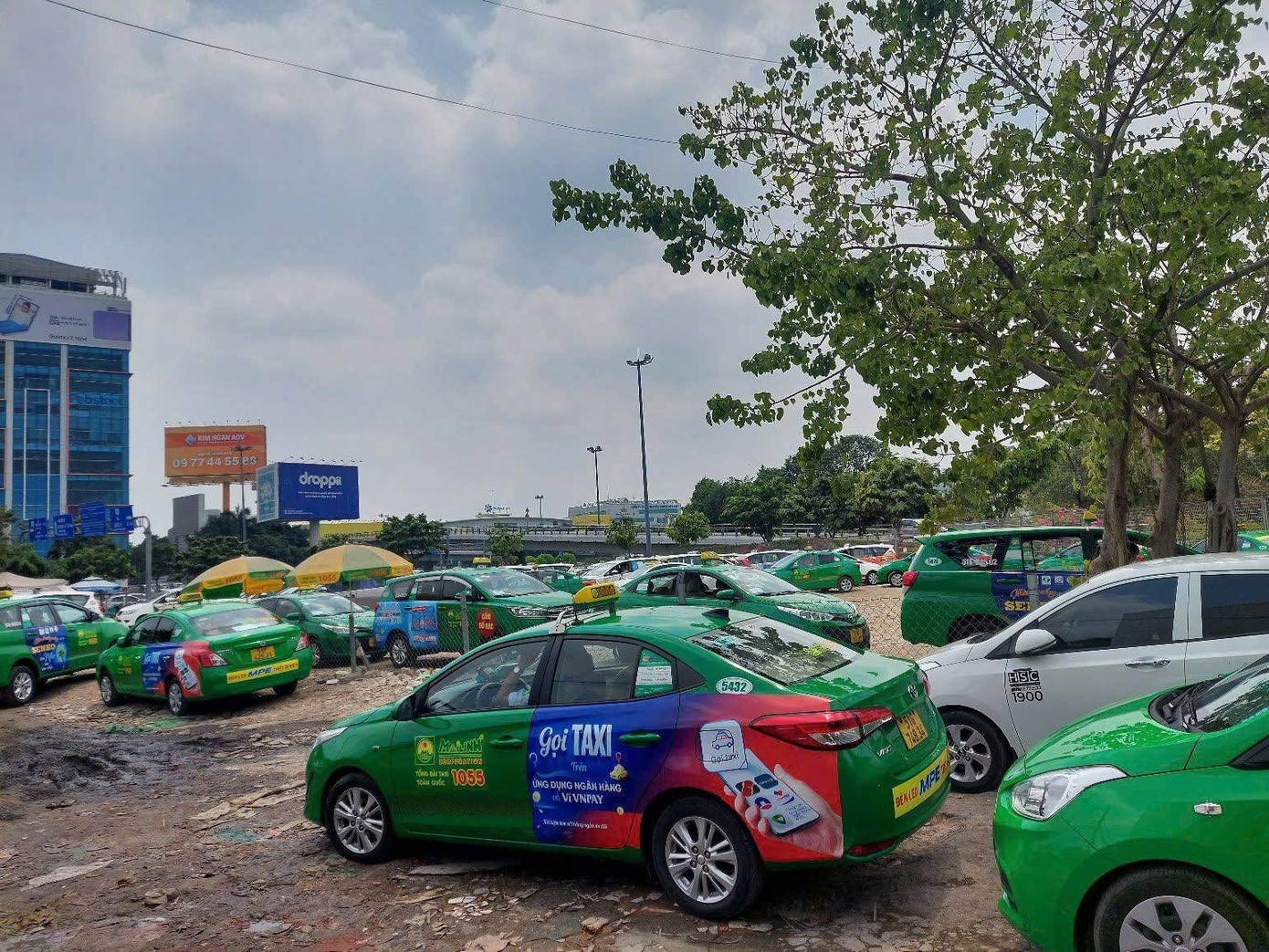 Khu đất rộng hơn 3.500m2 đang làm bãi tạm cho taxi ra vào sân bay Tân Sơn Nhất. Ảnh: VNN. Khu đất rộng hơn 3.500m2 đang làm bãi tạm cho taxi ra vào sân bay Tân Sơn Nhất. Ảnh: VNN.
