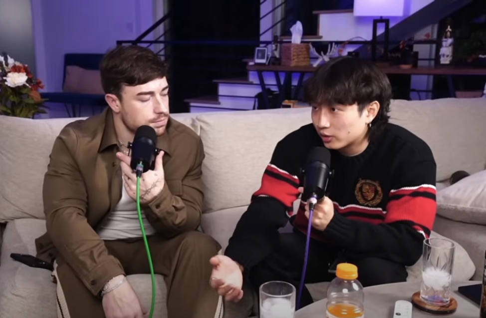 Woohak (áo đỏ - đen) tự nhận đã xem clip nóng của Jennie. Woohak (áo đỏ - đen) tự nhận đã xem clip nóng của Jennie.