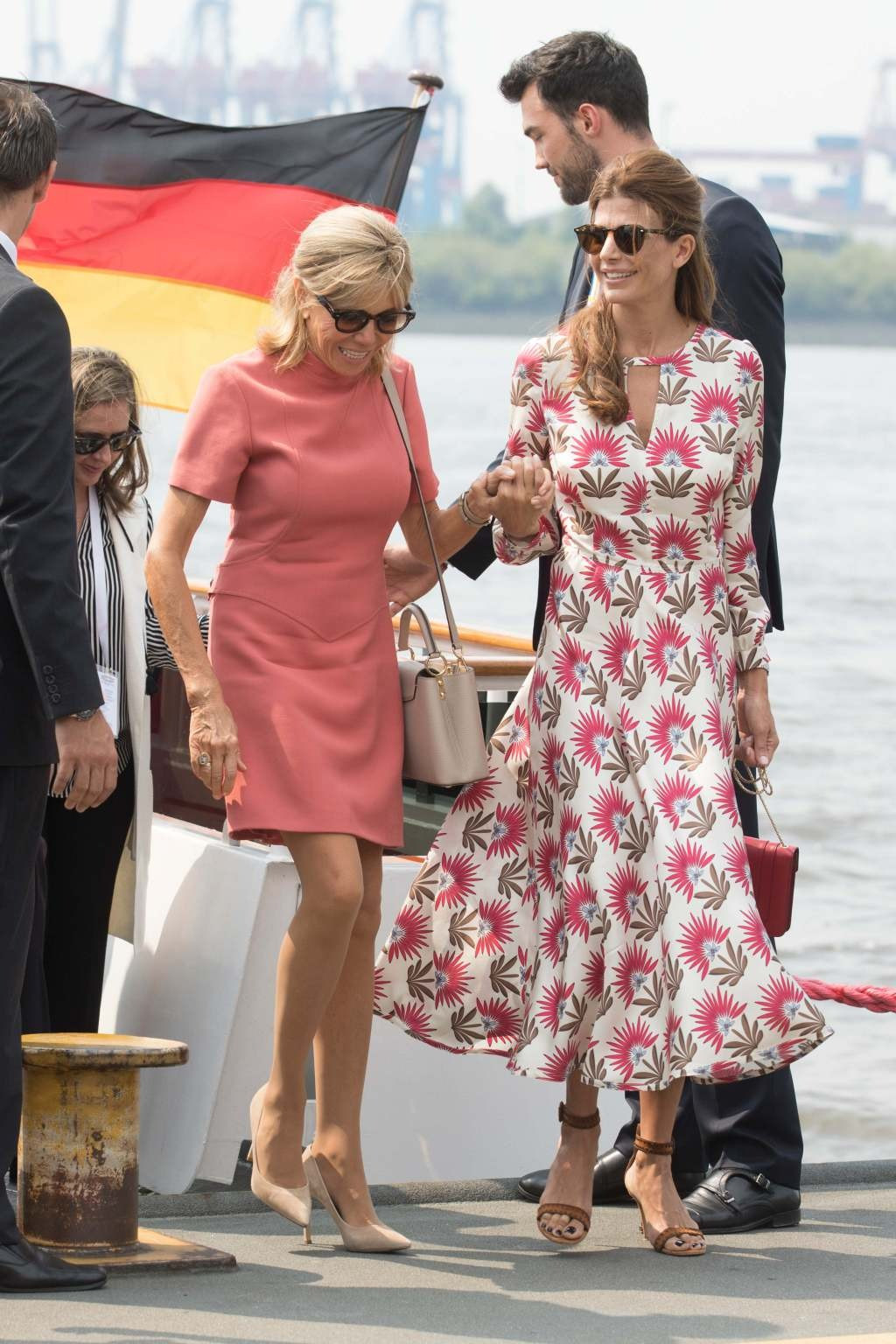 Một điểm nổi bật khác trong phong cách của Đệ nhất phu nhân Pháp là trang phục đơn sắc. Bà không kén chọn màu sắc mặc lên người, nhưng tất cả phải đồng bộ và ít khi có họa tiết. Bà cũng thích các thiết kế có đường may đo vừa vặn, phần vai sắc nét và kín đáo ở thân trên. Điều này có thể xuất phát từ đặc điểm hình thể của bà Brigitte Macron. Bà có xu hướng thích để lộ đôi chân thon mảnh. Ảnh: Getty Images.