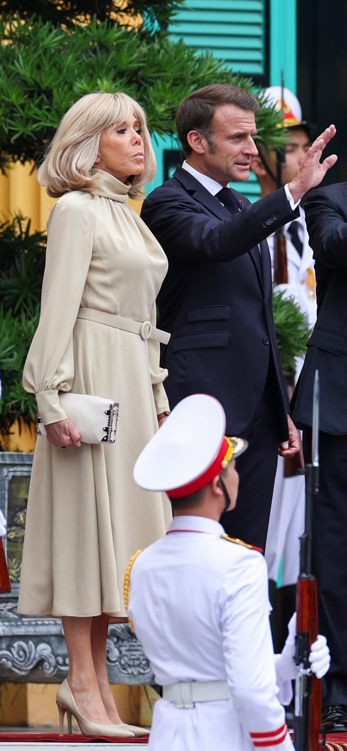 Bà chọn kiểu dáng kín đáo, thanh lịch kết hợp màu sắc trang nhã phù hợp độ tuổi và bối cảnh, đồng thời mang đến cảm giác tươi tắn, nữ tính. Ảnh: AP.