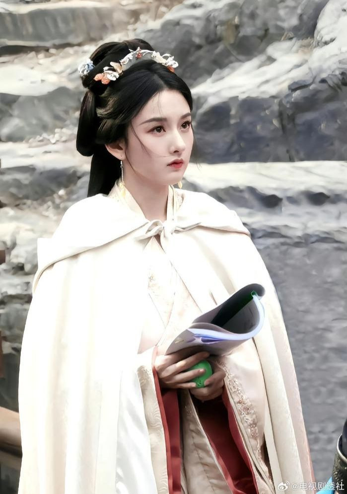 Trong phim, Tống Tổ Nhi vào vai Kiều Man (Tiểu Kiều), nhị tiểu thư của Kiều gia, gả thay chị họ trong cuộc liên hôn gia tộc với Ngụy Thiệu (Lưu Vũ Ninh), người đứng đầu Ngụy gia và có mối thâm thù với Kiều gia. Kiều Man và chị họ được mô tả là hai mỹ nhân nức tiếng thiên hạ.