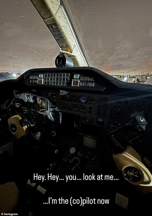 Daniel Williams khoe được làm &quot;phó phi công&quot; trước khi máy bay rơi. Ảnh: IG.
