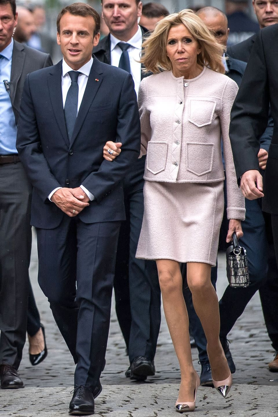 Từ lâu, bà Brigitte Macron được ca ngợi là một trong những đệ nhất phu nhân có phong cách không thua kém các biểu tượng thời trang, bên cạnh bà Melania Trump và Bành Lệ Viện... Bà Macron đặc biệt yêu thích thương hiệu Louis Vuiton, nhà mốt tiêu biểu cho tinh thần Pháp. Bà thường diện nguyên cây Louis Vuiton, từ áo, váy đến túi xách tại sự kiện quan trọng. Ảnh: Getty Images.