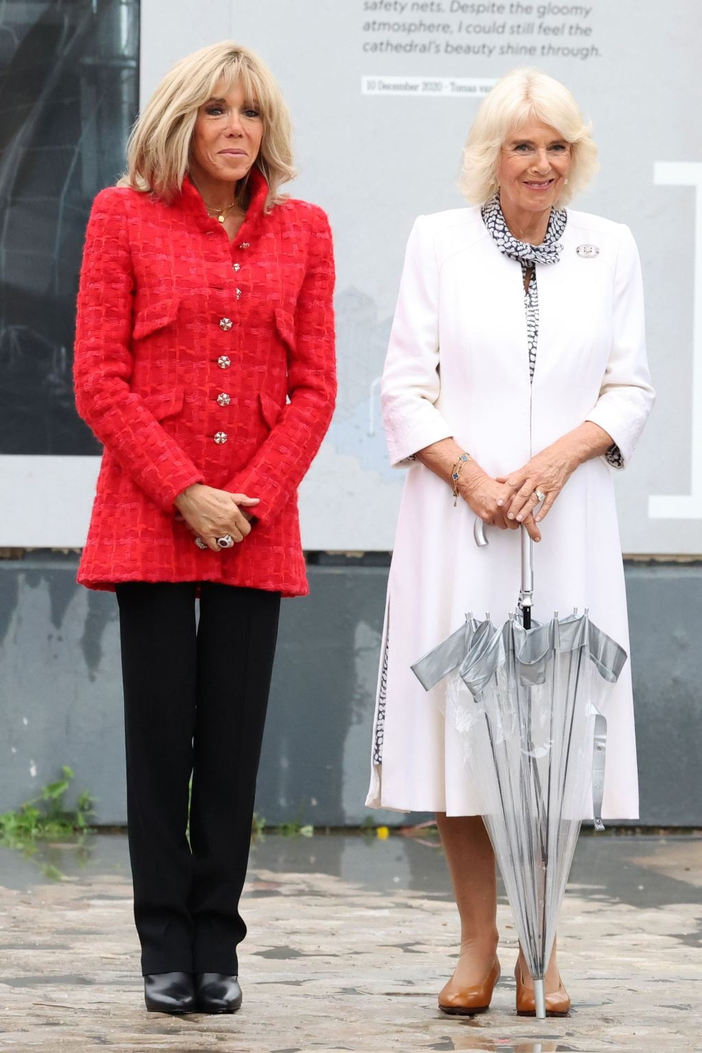 Đỏ - đen là cách phối màu quen thuộc của bà Brigitte Macron. Bà từng mặc set đồ tương tự khi dẫn Hoàng hậu Camilla đến thăm Nhà thờ Đức Bà ở Paris vào năm 2023. Lựa chọn trang phục này phù hợp với những sự kiện nghiêm túc, nhưng vẫn đảm bảo được sự nổi bật. Bên cạnh đó, một số ý kiến đánh giá mặc áo đỏ đến Việt Nam cho thấy sự tinh tế và tôn trọng văn hóa địa phương của Đệ nhất phu nhân Pháp. Theo quan niệm Á Đông, màu đỏ tượng trưng cho sự may mắn và vui vẻ. Ảnh: TTXVN/Getty Images.