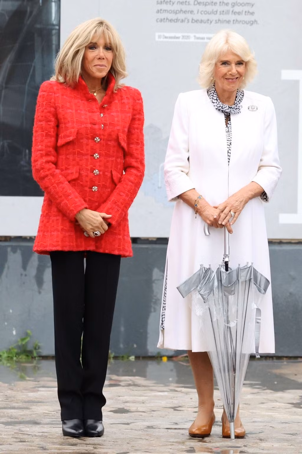 Đỏ - đen là cách phối màu quen thuộc của bà Brigitte Macron. Bà từng mặc set đồ tương tự khi dẫn Hoàng hậu Camilla đến thăm Nhà thờ Đức Bà ở Paris vào năm 2023. Lựa chọn trang phục này phù hợp với những sự kiện nghiêm túc, nhưng vẫn đảm bảo được sự nổi bật. Bên cạnh đó, một số ý kiến đánh giá mặc áo đỏ đến Việt Nam cho thấy sự tinh tế và tôn trọng văn hóa địa phương của Đệ nhất phu nhân Pháp. Theo quan niệm Á Đông, màu đỏ tượng trưng cho sự may mắn và vui vẻ. Ảnh: TTXVN/Getty Images.