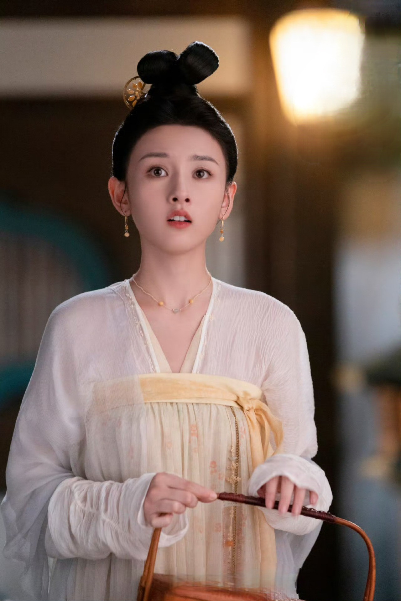 Trước Khom lưng, Tống Tổ Nhi có phim cổ trang khác lên sóng vào năm 2025 là Vô ưu độ. Trong tác phẩm này, cô hóa thân thành thiếu nữ thời Đường. Dù không sắc sảo bằng tạo hình của Kiều Man, nàng Bán Hạ vẫn được yêu thích nhờ nét đẹp trong trẻo, thanh thuần.