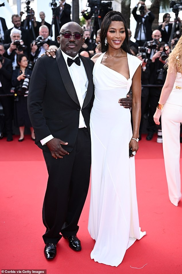 &quot;Báo đen làng mốt&quot; Naomi Campbell dự thảm đỏ cùng Tổng biên tập tạp chí Vogue Anh Edward Enninful. Trở lại sau lùm xùm ăn chặn tiền từ thiện, siêu mẫu 55 tuổi gầy đi đáng kể. Ảnh: Shutterstock/Getty Images.