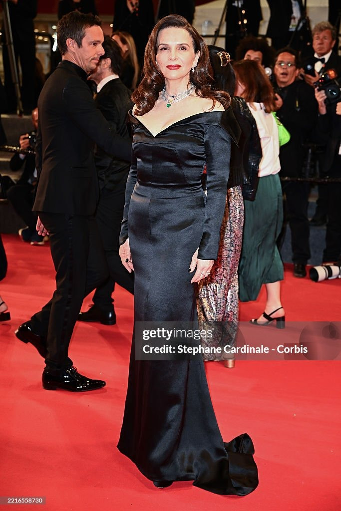 Minh tinh Pháp gốc Ba Lan Juliette Binoche sang trọng với đầm trễ vai đen. Ảnh: Getty Images.