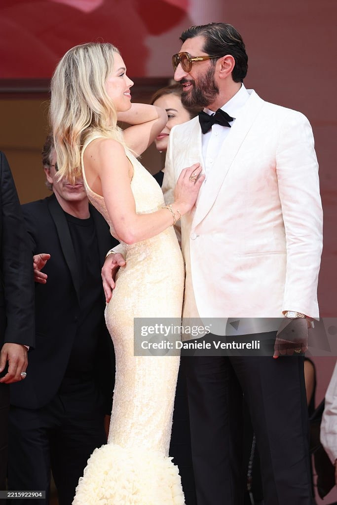 Nam diễn viên Thụy Điển Fares Fares dẫn vợ, Clara Hallencreutz, đến Cannes dự buổi ra mắt Eagles Of The Republic (Les Aigles De La République) do anh đóng chính. Trong phim, anh vào vai George Fahmy, một trong những diễn viên nổi tiếng nhất của Ai Cập. Fahmy đối mặt với áp lực phải đóng vai chính trong bộ phim do chính phủ yêu cầu. Cuối cùng anh chấp nhận và vướng vào mối quan hệ ngoài luồng với vợ của vị tướng giám sát bộ phim. Ảnh: Getty Images.