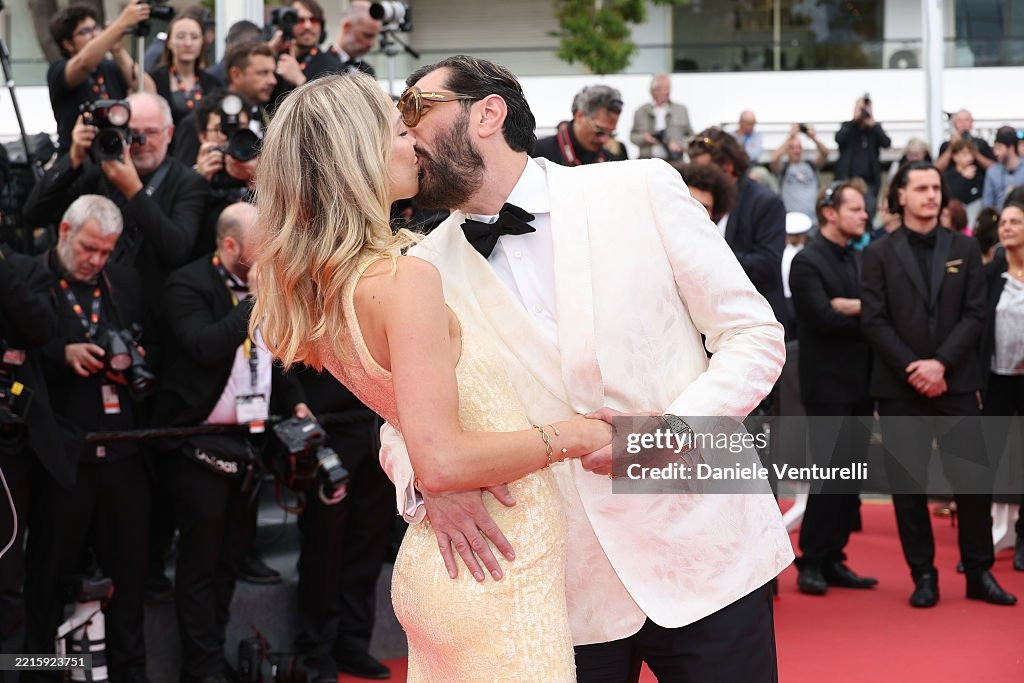 Fares Fares thành tâm điểm chú ý khi ôm hôn vợ ngay trên thảm đỏ. Hai nghệ sĩ kết hôn vào năm 2020. Ảnh: Getty Images.