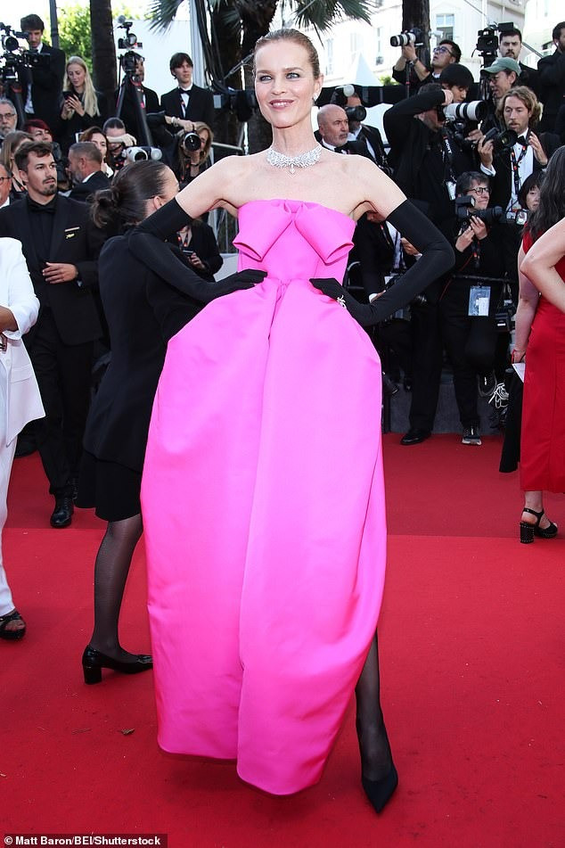 Siêu mẫu Séc Eva Herzigova nổi bật với váy hồng neon, kết hợp tất tay và chân màu đen cùng giày mũi nhọn cao gót. Ảnh: Shutterstock/Reuters.