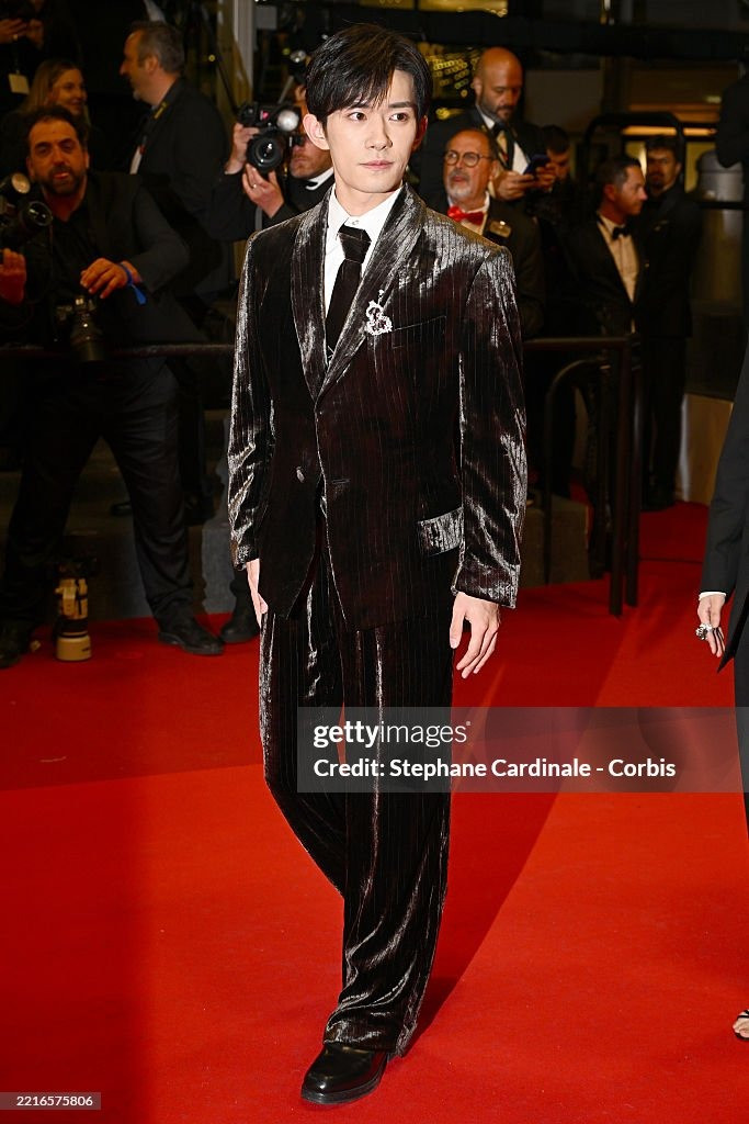 Dịch Dương Thiên Tỷ bóng bẩy trong bộ vest nhung. Trong phim, anh đóng vai nam chính, một sinh vật kỳ lạ được gọi là Fantasmer, có khả năng tạo ra ảo ảnh và giấc mơ. Ảnh: Getty Images.