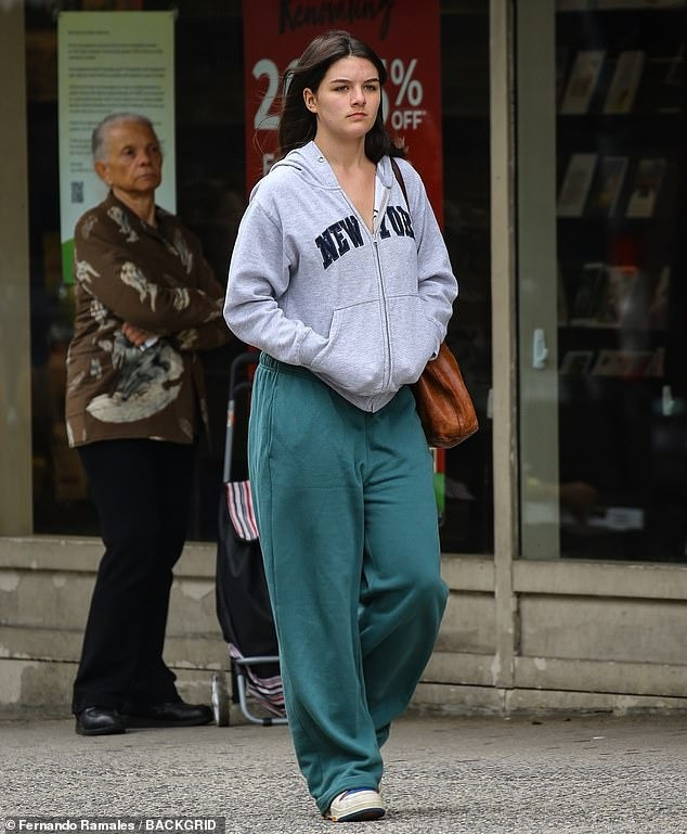 Suri Cruise gây chú ý giữa lúc tin tức về Tom Cruise phủ sóng truyền thông. Ảnh: BackGird.