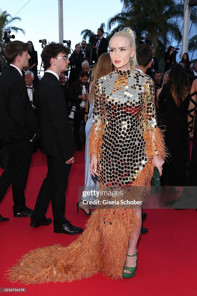 Bên cạnh đó, những bộ đồ kín bưng nhưng &quot;ố dề&quot; cũng góp phần biến thảm đỏ Cannes ngày thứ 11 thành thảm họa. Ảnh: Getty Images.