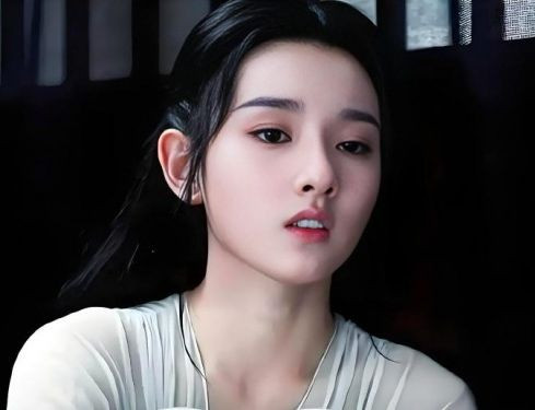 Nhan sắc và tài năng giúp Tống Tổ Nhi lấy lại thiện cảm từ công chúng sau bê bối trốn thuế 2 năm trước. Người đẹp 9X cũng là trường hợp hiếm hoi được &quot;bật đèn xanh&quot; trở lại showbiz Hoa ngữ dù mắc lỗi nghiêm trọng.