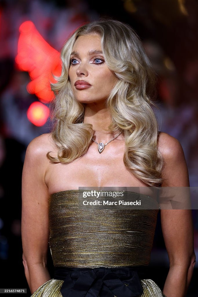 Sau 3 ngày liên tiếp mặc váy đen, Elsa Hosk chuyển sang phong cách ngọt ngào với váy quây xếp tầng màu rượu sâm panh. Với kiểu tóc uốn bồng bềnh, siêu mẫu Thụy Điển giống như búp bê sống. Ảnh: Getty Images.