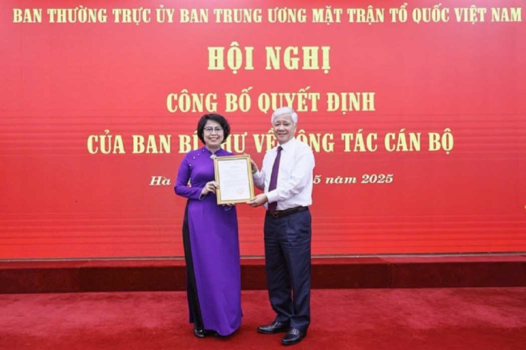 Chủ tịch Ủy ban Trung ương MTTQ Việt Nam Đỗ Văn Chiến trao quyết định nghỉ hưu trước tuổi cho bà Tô Thị Bích Châu. Ảnh: VNN.