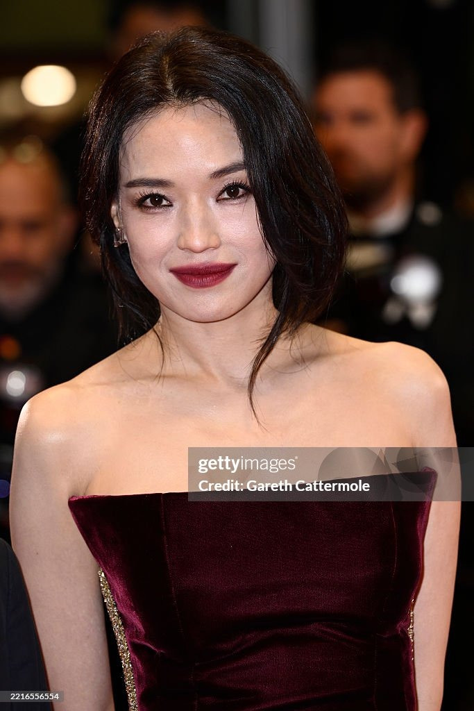 Trang phục của Thư Kỳ đến từ nhà mốt Pháp Ashi Studio. Ảnh: Getty Images.