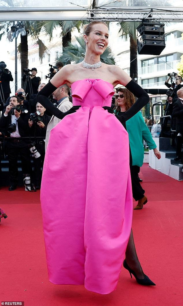 Siêu mẫu Séc Eva Herzigova nổi bật với váy hồng neon, kết hợp tất tay và chân màu đen cùng giày mũi nhọn cao gót. Ảnh: Shutterstock/Reuters.