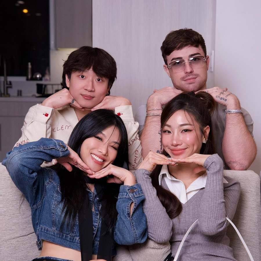 4 người có ảnh hưởng trong podcast Above The Influence. Kira mặc áo xám, Wootak mặc áo sơ mi in chữ đỏ.