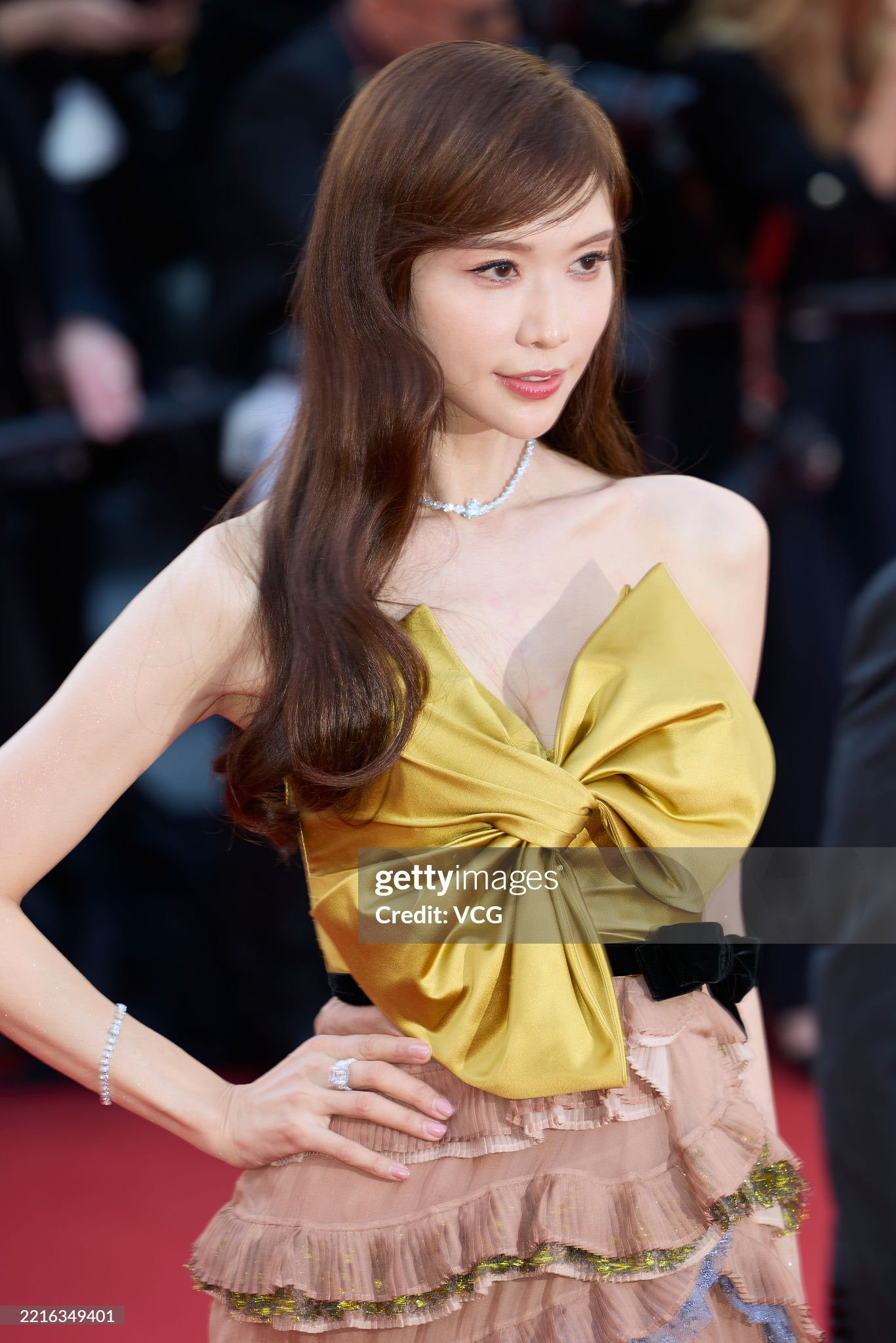 Chỉ thua Aishwarya Rai một tuổi, Lâm Chí Linh lại sở hữu diện mạo trẻ trung hơn nhiều. Cô trông như mới ngoài 30 tuổi. Tuy nhiên, trang phục của siêu mẫu số một Đài Loan không để lại nhiều dấu ấn. Ảnh: Getty Images.