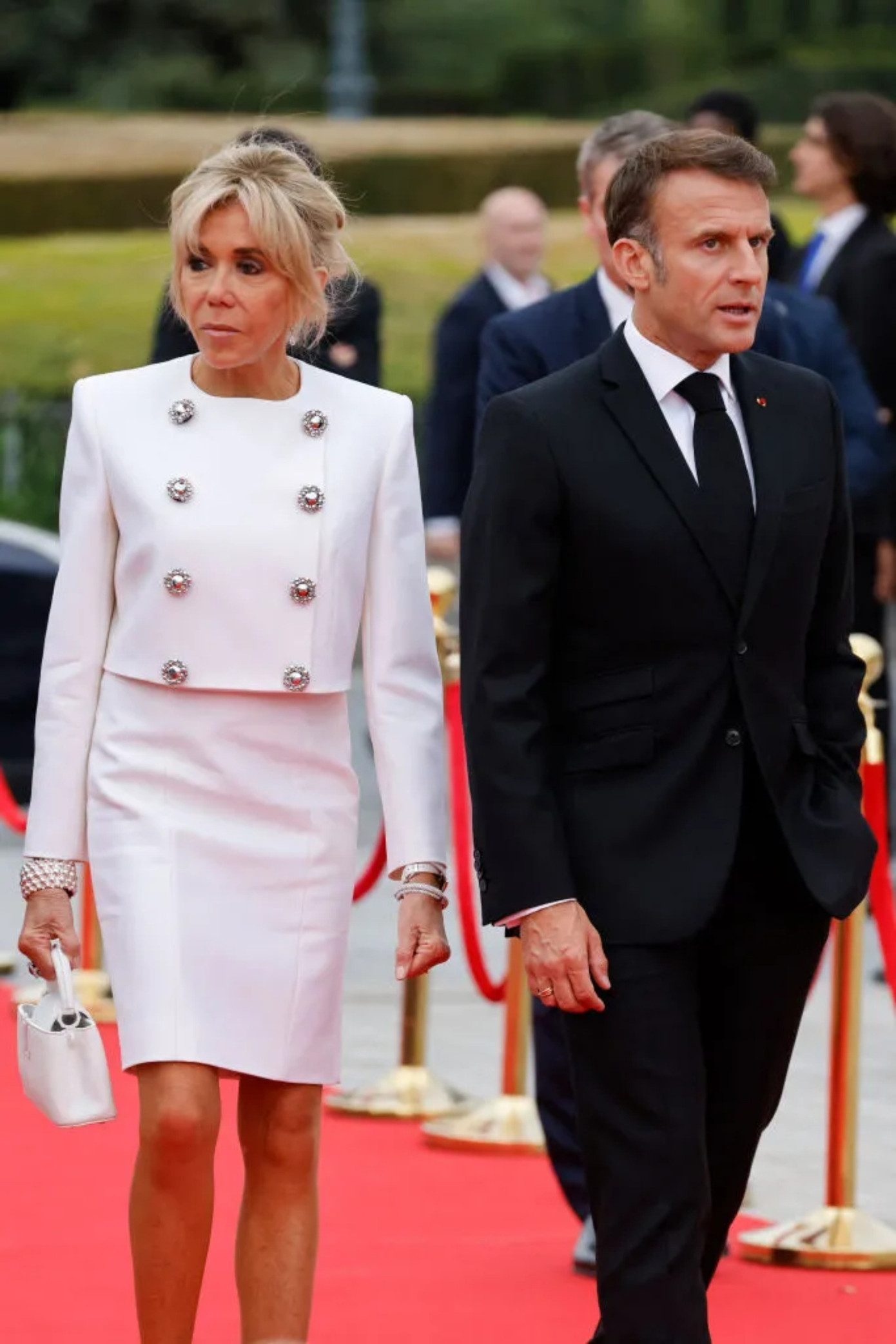 Từ lâu, bà Brigitte Macron được ca ngợi là một trong những đệ nhất phu nhân có phong cách không thua kém các biểu tượng thời trang, bên cạnh bà Melania Trump và Bành Lệ Viện... Bà Macron đặc biệt yêu thích thương hiệu Louis Vuiton, nhà mốt tiêu biểu cho tinh thần Pháp. Bà thường diện nguyên cây Louis Vuiton, từ áo, váy đến túi xách tại sự kiện quan trọng. Ảnh: Getty Images.