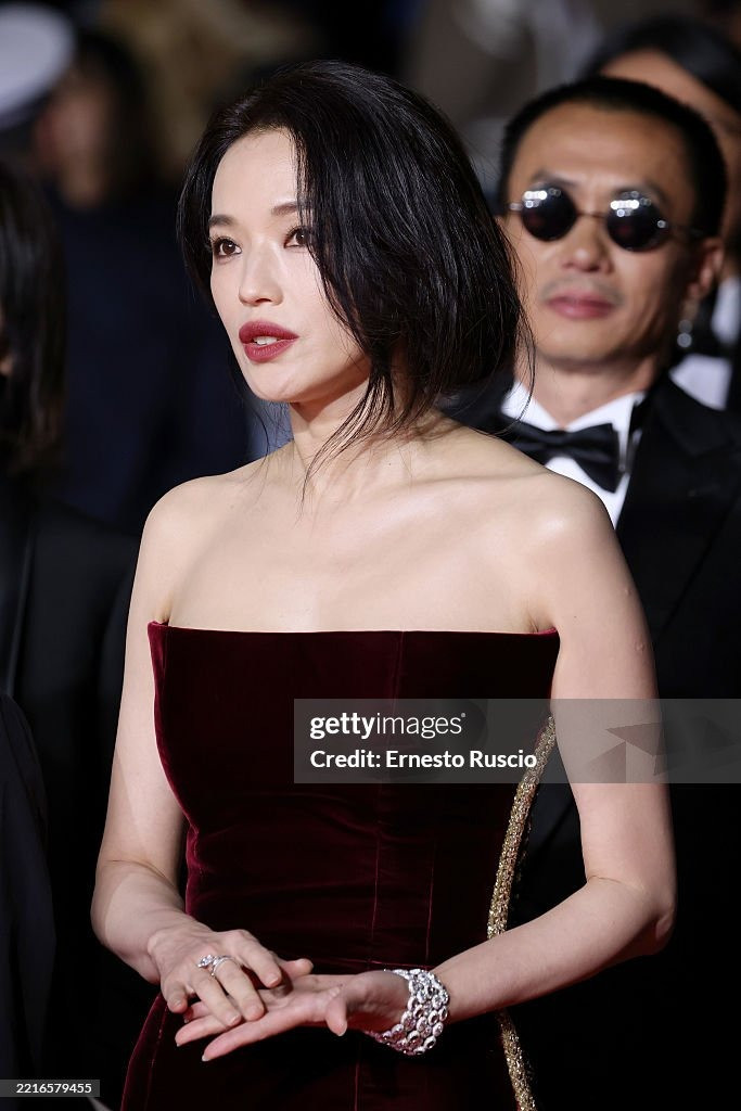 Trang phục của Thư Kỳ đến từ nhà mốt Pháp Ashi Studio. Ảnh: Getty Images.