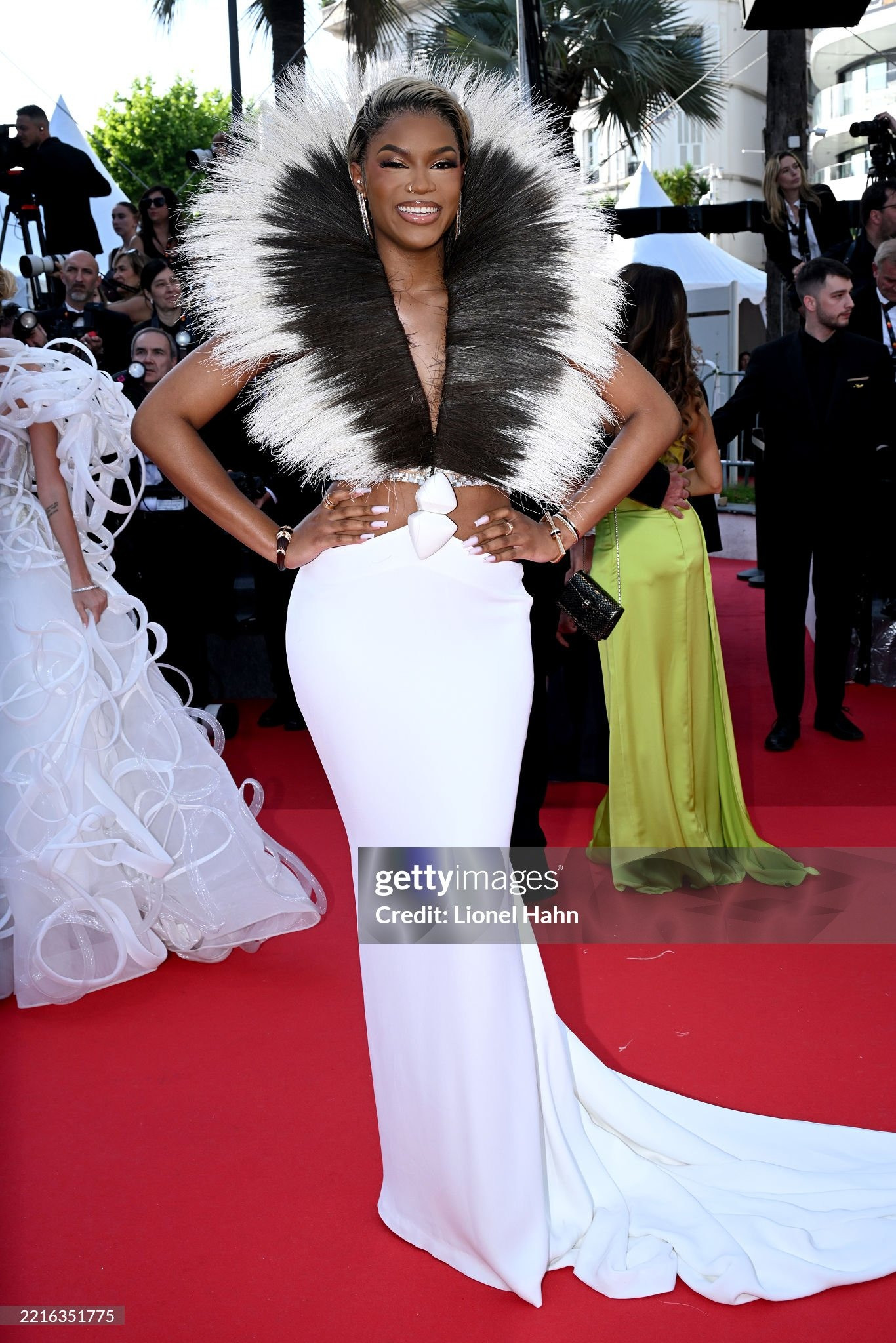 Thảm đỏ Cannes ngày 9 chứng kiến bộ số bộ cánh lạ mắt đến từ người mẫu, diễn viên người Canada Coco Rocha, chân dài Séc Karolina Kurkova và người mẫu Pháp Didi Stone (từ trái qua phải). Ảnh: Getty Images.