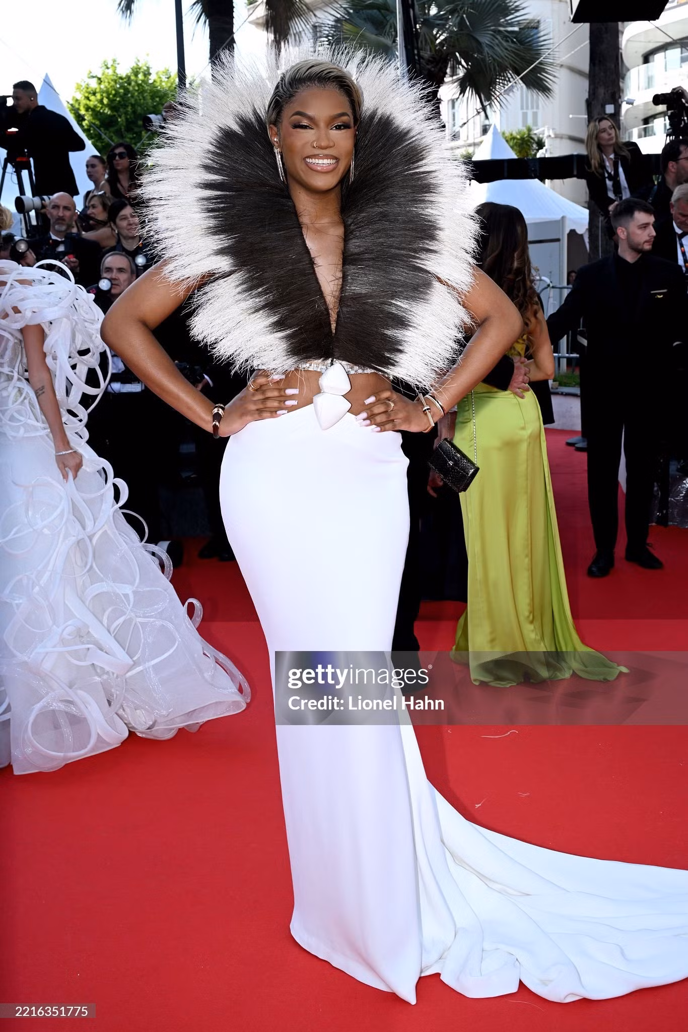 Thảm đỏ Cannes ngày 9 chứng kiến bộ số bộ cánh lạ mắt đến từ người mẫu, diễn viên người Canada Coco Rocha, chân dài Séc Karolina Kurkova và người mẫu Pháp Didi Stone (từ trái qua phải). Ảnh: Getty Images.