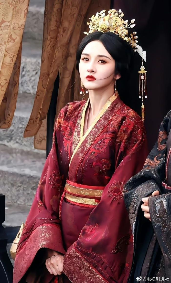 Trước khi lên sóng, Khom lưng gặp nhiều bất lợi như &quot;đắp chiếu&quot; 2 năm vì Tống Tổ Nhi vướng bê bối trốn thuế và không được quảng bá rầm rộ. Dẫu vậy, phim vẫn nổi đình đám. Một trong những lý do phim được khán giả đón nhận là nhan sắc tuyệt phẩm của nữ chính.