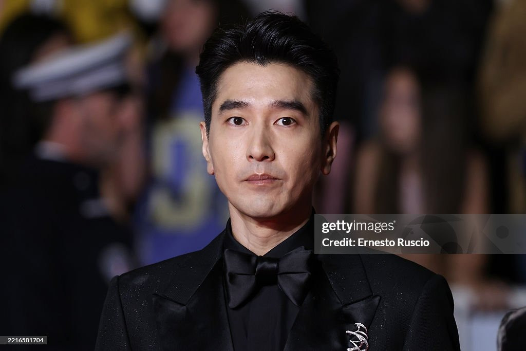 Tài Tử Triệu Hựu Đình diện vest đen cổ điển. Ảnh: Getty Images.