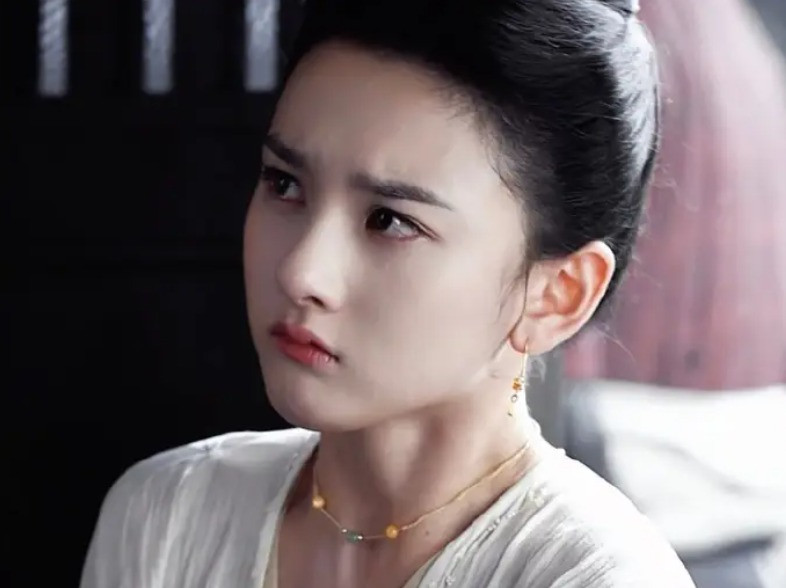 Nhan sắc và tài năng giúp Tống Tổ Nhi lấy lại thiện cảm từ công chúng sau bê bối trốn thuế 2 năm trước. Người đẹp 9X cũng là trường hợp hiếm hoi được &quot;bật đèn xanh&quot; trở lại showbiz Hoa ngữ dù mắc lỗi nghiêm trọng.