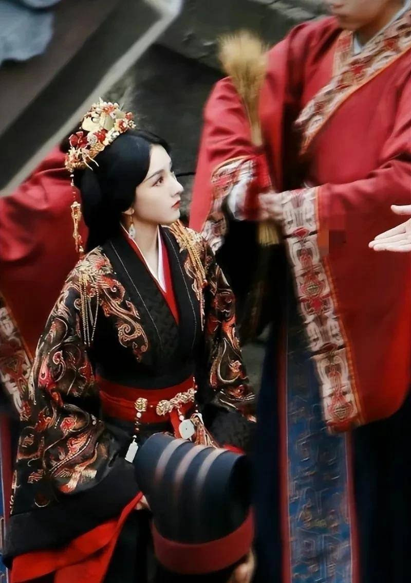 Trong khi showbiz Hoa ngữ bị chê cười vì nhan sắc tầm trung nhưng cố chấp với hình tượng đệ nhất mỹ nhân cổ trang, Tống Tổ Nhi lại là &quot;danh xứng với thực&quot;. Cô không chỉ hợp với trang phục thời Chiến Quốc, mà còn càng cầu kỳ càng kiều diễm như trang phục màu đỏ hoặc đồ cưới. Màu son đỏ cũng làm nổi bật làn da trắng sứ.