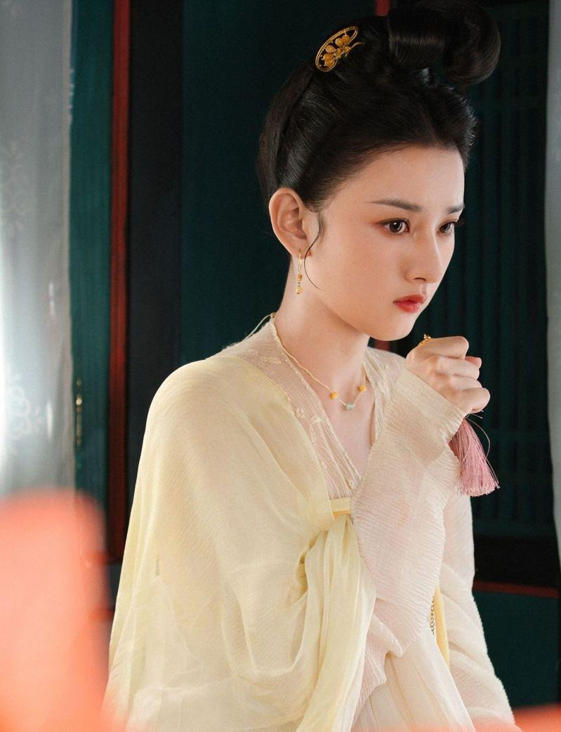 Truyền thông Trung Quốc đánh giá sự trở lại của nàng Na Tra khiến trật tự tiểu hoa đán sau năm 1995 bị đảo lộn, đe dọa đến địa vị các sao nữ như Ngu Thư Hân, Quan Hiểu Đồng, Bạch Lộc, Triệu Lộ Tư, Cúc Tịnh Y...