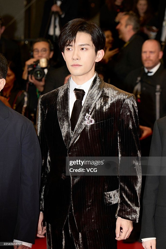 Dịch Dương Thiên Tỷ bóng bẩy trong bộ vest nhung. Trong phim, anh đóng vai nam chính, một sinh vật kỳ lạ được gọi là Fantasmer, có khả năng tạo ra ảo ảnh và giấc mơ. Ảnh: Getty Images.