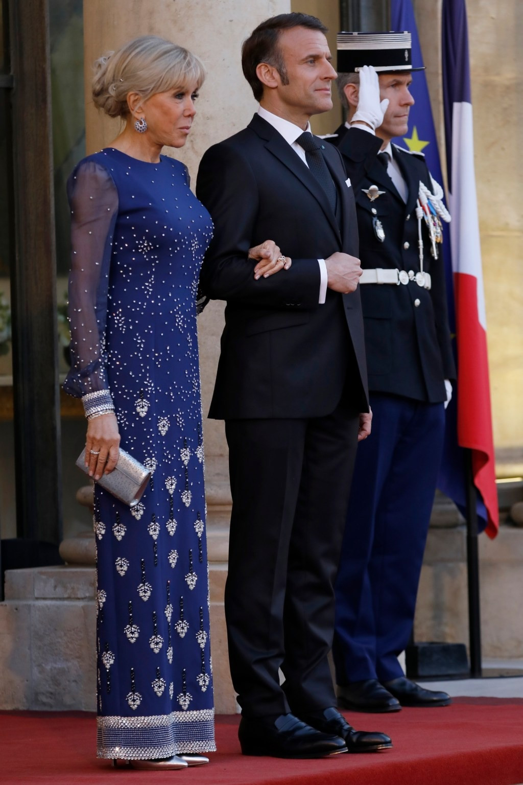Bà Brigitte Macron tương đối nhỏ bé hơn hầu hết những nhân vật mà bà đứng chung trong khung hình. Do đó, một quy tắc khác trong phong cách của bà là phải đi giày cao gót và ít khi thấp hơn 10 cm. Ảnh: Getty Images.