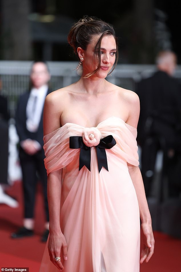 Một tác phẩm khác ra mắt vào cùng ngày là Honey Don&apos;t!. Phim của đạo diễn Ethan Coen, xoay quanh Honey O&apos;Donahue, thám tử tư ở một thị trấn nhỏ, dấn thân điều tra loạt cái chết kỳ lạ liên quan đến một nhà thờ bí ẩn. Nữ chính của phim là Margaret Qualley. Cô như nàng thơ trong chiếc váy voan trễ vai màu hồng phấn thanh lịch. Ảnh: Getty Images.