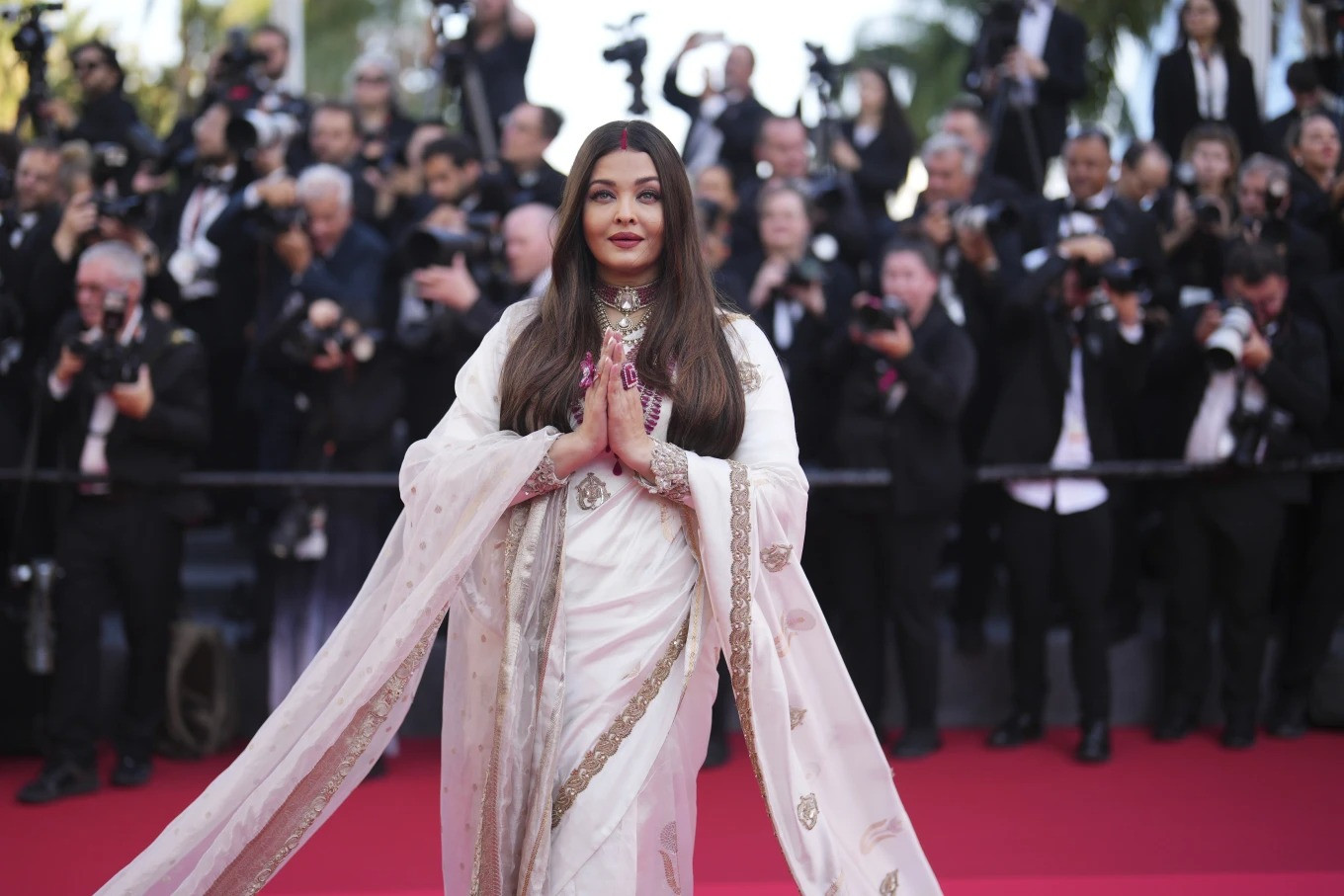 Ngày 21/5, Hoa hậu Thế giới 1994 Aishwarya Rai Bachchan tái xuất thảm đỏ Liên hoan phim Cannes với tư cách khách mời dự buổi công chiếu The History Of Sound, bộ phim do Oliver Hermanus đạo diễn. Tác phẩm tranh giải Cành cọ Vàng, kể về hành trình khám phá âm nhạc của hai người đàn ông Mỹ trong Thế chiến I. Ảnh: AP.
