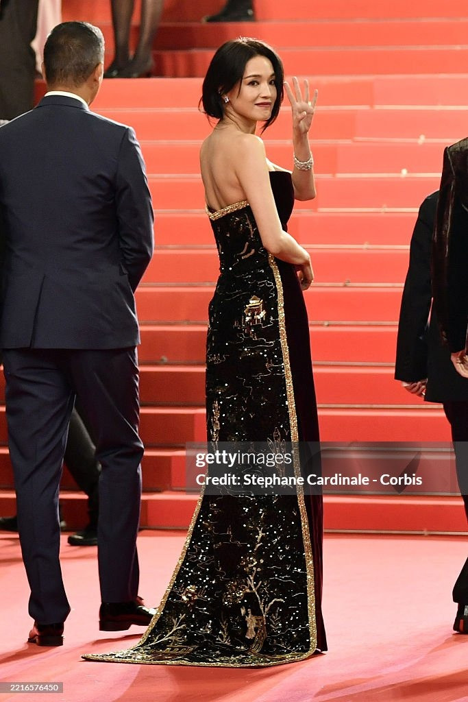 Thư Kỳ đẹp hút hồn tại sự kiện khi diện váy quây màu đỏ đậm, với chi tiết thêu Trung Hoa tinh tế ở mặt sau. Kiểu tóc ngắn phồng và son môi đỏ làm tăng nét quyến rũ cổ điển cho mỹ nhân sinh năm 1976. Ảnh: VogueTaiwan.