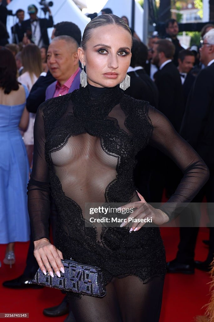 Người mẫu Liudmyla Tkachenko cố tình phớt lờ lệnh cấm trang phục hở hang của ban tổ chức. Ảnh: Getty Images.