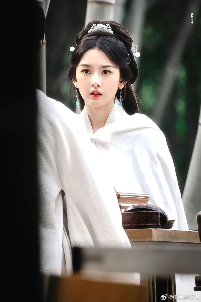 Trong phim, Tống Tổ Nhi vào vai Kiều Man (Tiểu Kiều), nhị tiểu thư của Kiều gia, gả thay chị họ trong cuộc liên hôn gia tộc với Ngụy Thiệu (Lưu Vũ Ninh), người đứng đầu Ngụy gia và có mối thâm thù với Kiều gia. Kiều Man và chị họ được mô tả là hai mỹ nhân nức tiếng thiên hạ.