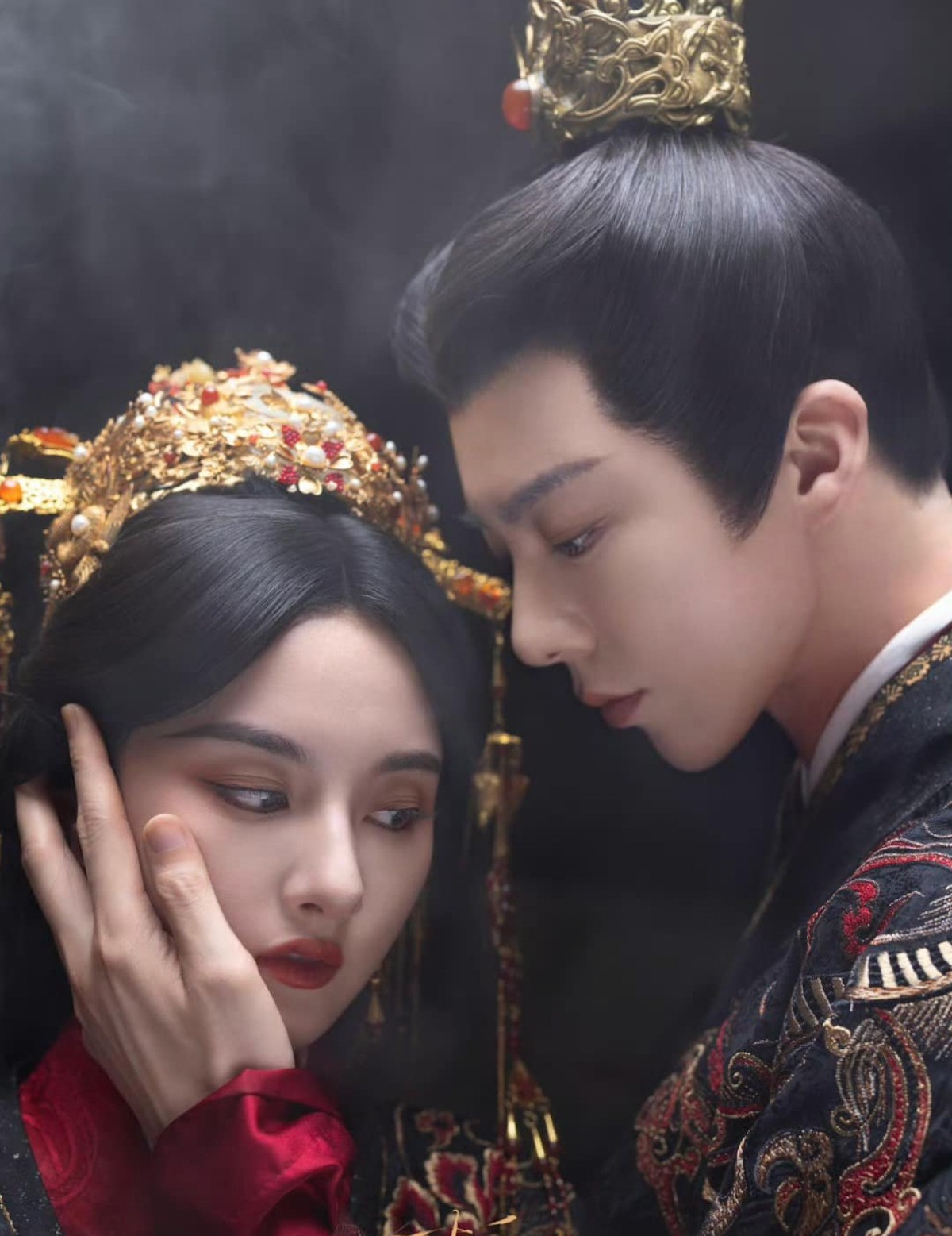 Khom lưng (Chiết yêu) là bộ phim cổ trang đình đám nhất màn ảnh Hoa ngữ thời điểm hiện tại. Bộ phim cổ trang về thời Chiến Quốc gây sốt Trung Quốc và nhiều quốc gia châu Á khác, bao gồm Việt Nam. Trong tập 27 (phát sóng ngày 25/5), phim đạt thành tích &quot;vô tiền khoáng hậu&quot; là có quảng cáo dài tới 215 giây, trở thành quảng cáo đơn có thời lượng dài nhất trên tất cả nền tảng của Trung Quốc.