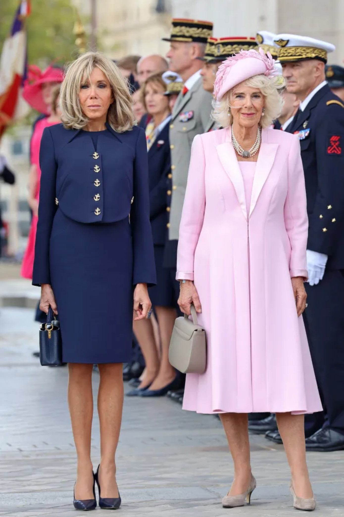 Một điểm nổi bật khác trong phong cách của Đệ nhất phu nhân Pháp là trang phục đơn sắc. Bà không kén chọn màu sắc mặc lên người, nhưng tất cả phải đồng bộ và ít khi có họa tiết. Bà cũng thích các thiết kế có đường may đo vừa vặn, phần vai sắc nét và kín đáo ở thân trên. Điều này có thể xuất phát từ đặc điểm hình thể của bà Brigitte Macron. Bà có xu hướng thích để lộ đôi chân thon mảnh. Ảnh: Getty Images.