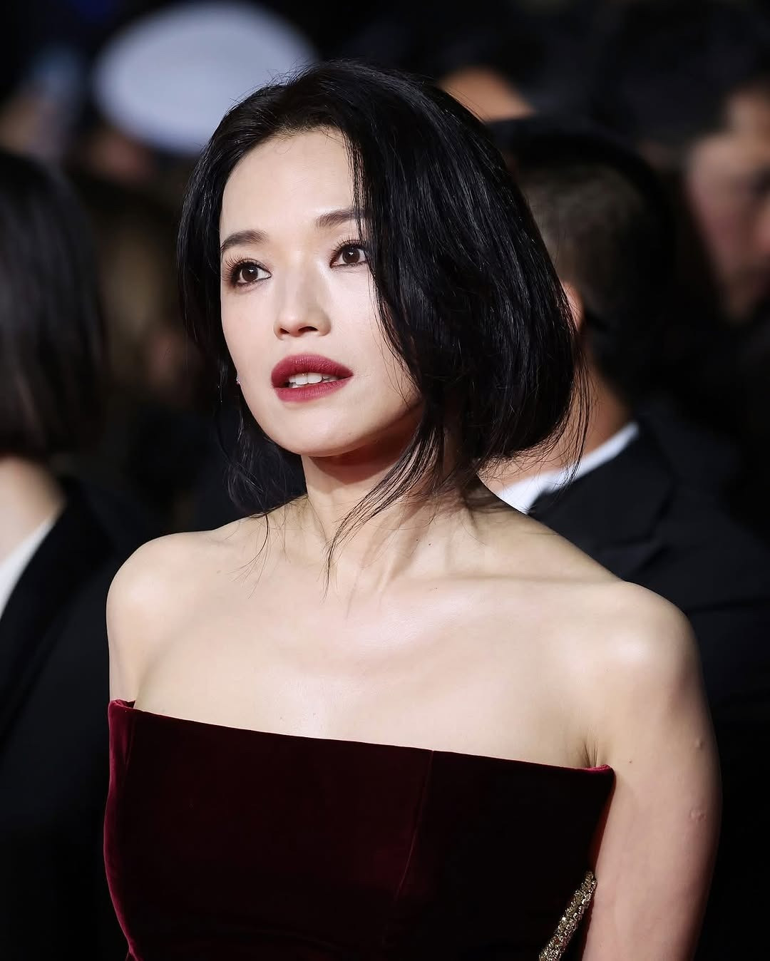 Thư Kỳ đảm nhận vai nữ chính trong Resurrection. Nhân vật của cô sinh ra trong thế giới tương lai, nơi hầu hết nhân loại mất khi khả năng mơ. Sau đó, cô phát hiện một sinh vật kỳ lạ có khả năng trải nghiệm giấc mơ. Ảnh: VogueTaiwan.